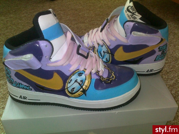 BUTY NIKE AIR FORCE ONE RĘCZNIE MALOWANE!! NOWE!!. Buciki były malowane przez mistrza w swoim fachu. Buty są nowe, nie były noszone. Są jedyne w Polsce, jedyne na świecie!! Chcę je sprzedać komuś, kto kocha rzeczy jedyne w swoim rodzaju:). Zapraszam do ku - Misz-masz