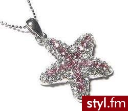 Wisiorek - mała rozgwiazda .	
Wisiorek inspirowany stylem Tiffany o średnicy 2,5cm w kształcie rozgwiazdy, misternie wysadzanego błyszczącymi, przezroczystymi i różowymi kamyczkami, zawieszony na delikatnym łańcuszku. Ten śliczny wisiorek idealnie nadaje - Pozostałe Dodatki Moda