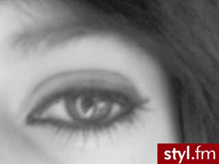 żeby to zrobić musisz mieć w domu jasne i lśniące cienie, czarną kredkę, eyeliner i tusz, który dobrze rozdziela rzęsy:) - Makijaże
