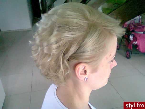 Blond Rozpuszczone Kręcone Wieczorowe Krótkie Fryzury