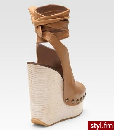 Platforma posiada 10 cm + 4 cm podbicia ;) Cena: $695, czyli około 1 920 zł  Kupisz w sklepie internetowym Saks. - Pozostałe Buty Moda