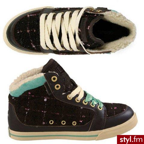 Damskie buty Gravis Lowdown Hi Cut łączą w sobie wygodę i styl w sposób, jaki docenisz zwłaszcza jesienią. Buty od wewnątrz wyściełane są ciepłym kożuszkiem, więc niestraszne będą w nich jesienne chłody.ok.220 zł - Pozostałe Buty Moda