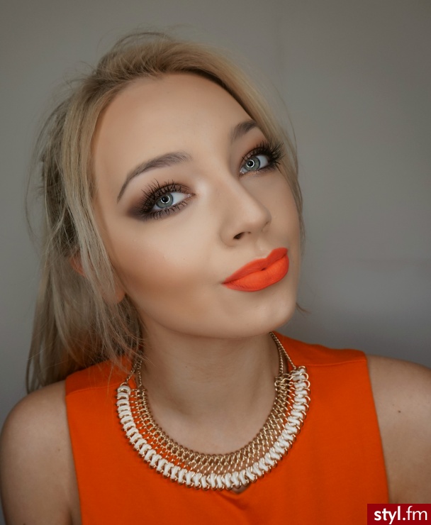  soinlovewithmakeup.blogspot.com  Neon orange lips - Wieczorowe Makijaże
