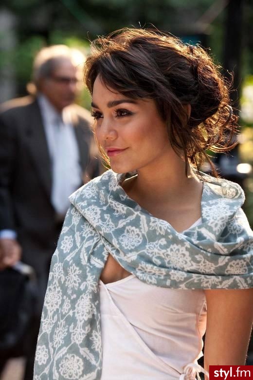 Vanessa Hudgens - Brązowe Upięcie Kręcone Wieczorowe Długie Fryzury