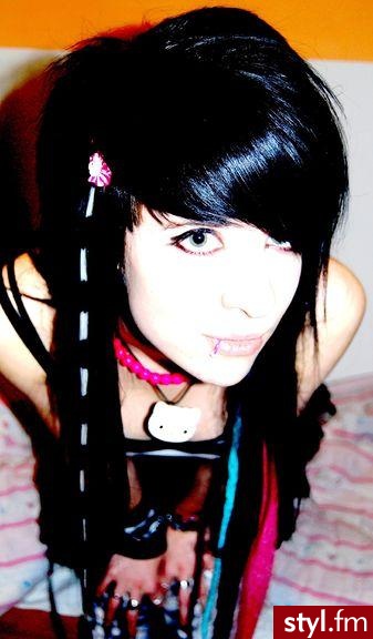 emo. tak powinno być we fryzurach emo, ale nie wiem z jakiego powodu nie chciała się dodać :/ - Długie Fryzury