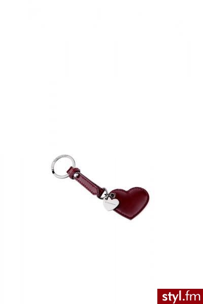 Burberry Hearts Collection. Linia jest dziełem dyrektora kreatywnego marki – Christophera Bailey’a. Sercową kolekcję tworzą torebki, skórzane akcesoria, drobne dodatki i biżuteria. Motywem spajającym całość jest oczywiście serce, które skomponowano z kult - Gadżety Inne Moda
