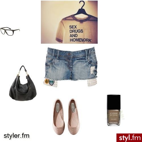 beigeandblack. spodenki dżinsowe i t-shirt - Styler