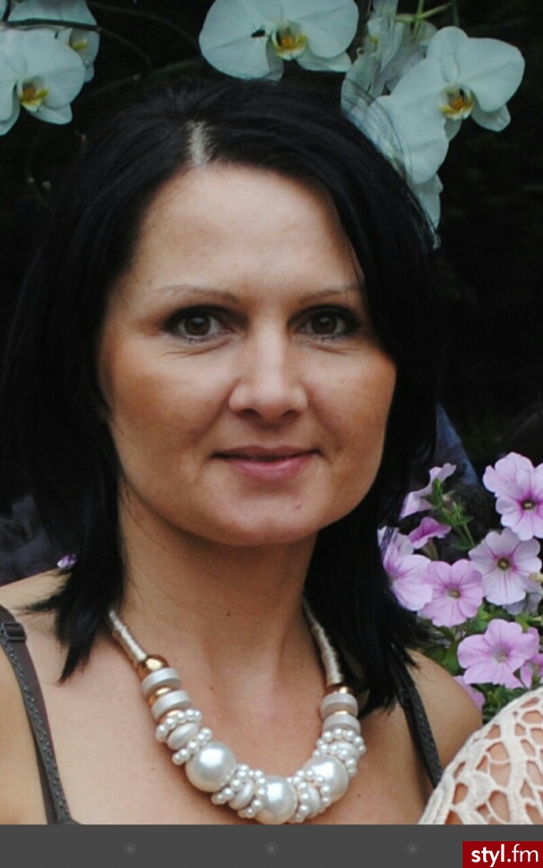 Pocieniowane. Podniesione u nasady. - Rozpuszczone Proste Na co dzień Średnie Fryzury