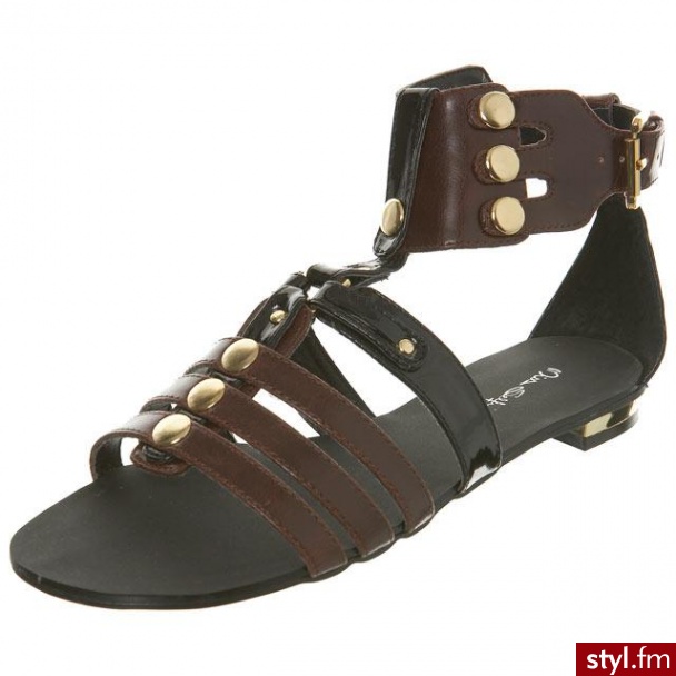 TRENDY na 2009 rok !!!!. Bardzo modne stały się kombinezony.
Ubieraj do nich za duże kardigany, gladiatorki i dodatki w stylu boho np, słomiane kapelusze, masę bronsoletek, opaski na głowę i torebki z frędzlami. - Pozostałe Ciuchy Moda