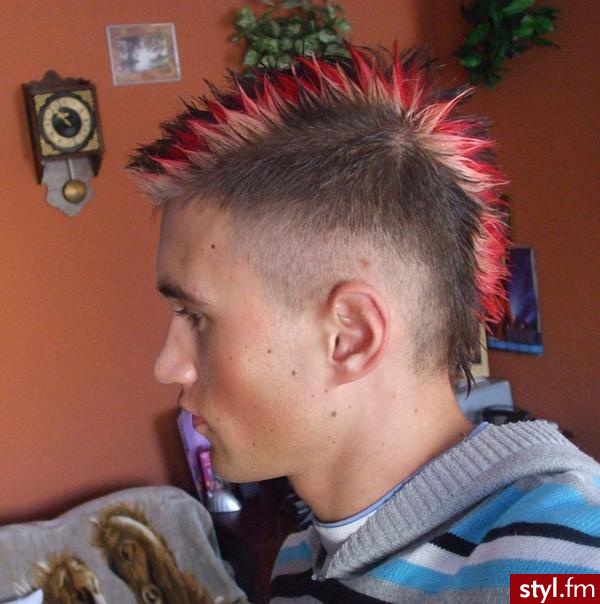 irokez z dwoma pasmami, blond i czerwień =] fajnie to wygląda :P polecam :D - Punk Rock Alternatywne Średnie Fryzury