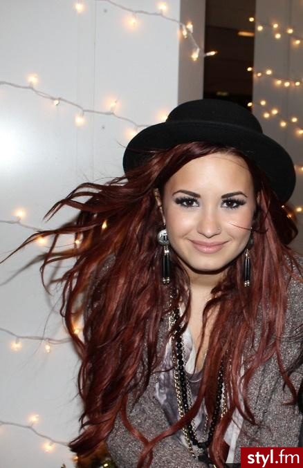 Demi Lovato - Nakrycia głowy Dodatki Moda