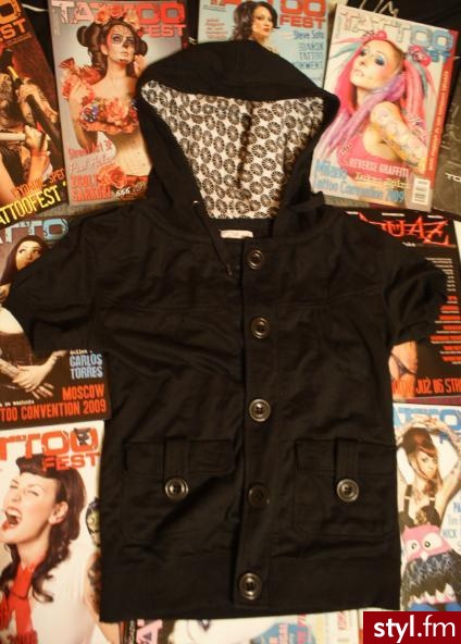 BLUZA JAPAN STYLE KRÓTKI RĘKAW. DŁUGOŚĆ(BEZ KAPTURA): 56CM
SZEROKOŚĆ: 80CM
DŁUGOŚĆ RĘKAWA: 13CM

BARDZO DOBRY STAN! - Misz-masz