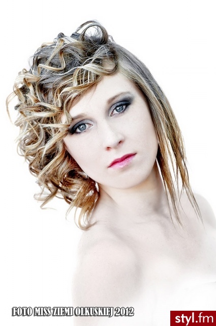 fryzura: Basia Kiełtyka - Blond Rozpuszczone Kręcone Konkursowe, pokazowe Średnie Fryzury