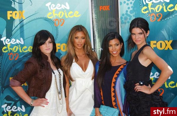 Kylie & kendall jenner, Kim & Kourtney Kardashian
siosrty po innych tatusiach. - Moda uliczna Inne Moda