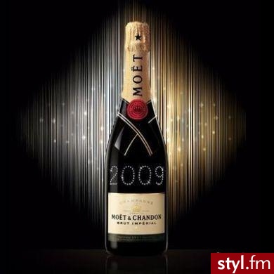 Producent szampanów Moet & Chandon dał swoim klientom możliwość spersonalizowania butelki z wykwintnym trunkiem. 

Za pośrednictwem strony internetowej można wybrać dowolny napis, jaki ma zostać umieszczony na butelce, tuż nad etykietą. Napis tworzo - Misz-masz