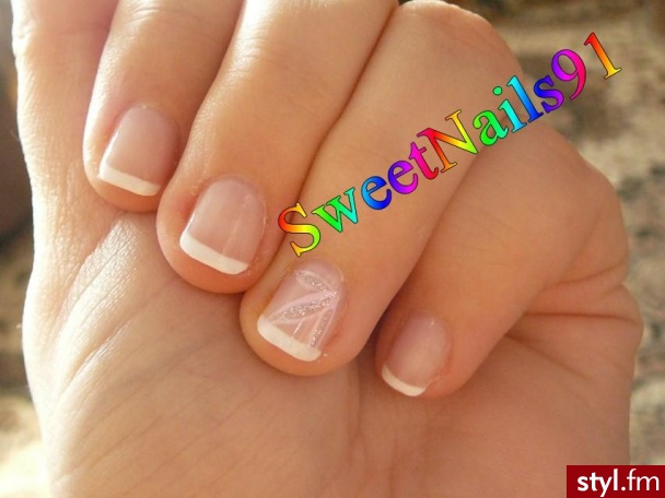 nails. Francuski manicure... + \"kwiatki\" i brokat ; ) - Paznokcie