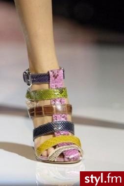 Piekne kolorowe platformy. Genialne kolorowe paski, utrzymują stopę w jednym miejscu i mimo bardzo wysokie obcasu 12cm nie odczuwa się jej aż tak bardzo. - Pozostałe Buty Moda