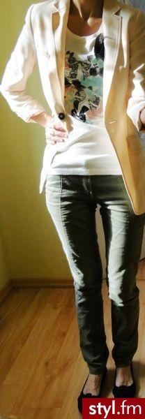 moja stylizacja. ŁADNIE? (;
marynarka = h&m - all.ok. 120 zł.
spodnie = house - 98 zł
t-shirt = 20 zł - Pozostałe Ciuchy Moda