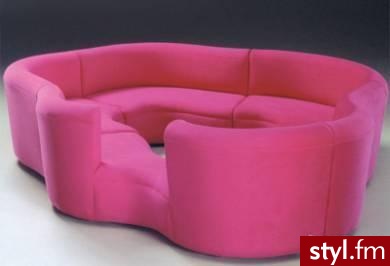 Zaprojektowana przez Karima Rashida sofa kształtem nawiązuje do tradycyjnej stylistyki bliskowschodniej, choć projektant nadał jej własny, niepowtarzalny styl. 

Jest wygodna, genialnie wyprofilowana, składa się z pięciu niezależnych części, które zesta - Mój pokój Wnętrza