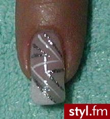 Autor: MadziaP. paski french. Autor: <b>MadziaP.</b><br /> całość pomalowana lakierem Inglot nr 174.
całość uzupełniona białymi paskami Inglota i srebrnym brokatem. całość utwardzona. - Paznokcie