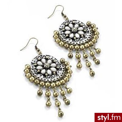Floral Bead Drop Earrings (Bronze & White Tone) - 9cm Drop -... - Polyvore. Pobrano ze strony: http://www.polyvore.com/floral_bead_drop_earrings_bronze/thing?id=19704070 - Pozostałe Dodatki Moda