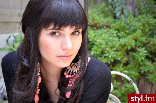 Hanna Beth - Brązowe Rozpuszczone Kręcone z grzywką Na co dzień Średnie Fryzury