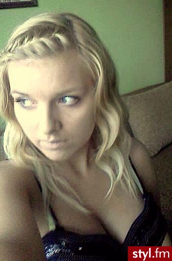 Blond Rozpuszczone Kręcone Wieczorowe Średnie Fryzury
