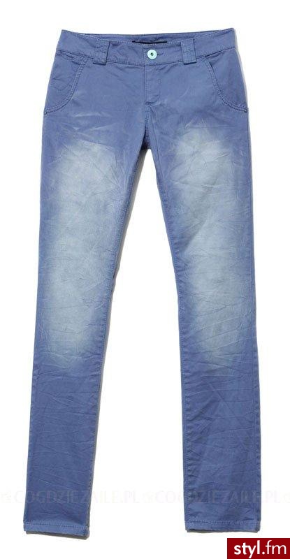 Spodnie - Reserved. Wąskie, dopasowane spodnie z nowej, wiosenno-letniej kolekcji Reserved. Z tkaniny przypominającej jeans, farbowane na intensywny, niebieski, przecierany kolor. Mają tradycyjnie kieszonki po bokach oraz szerokie szlufki. - Pozostałe Ciuchy Moda