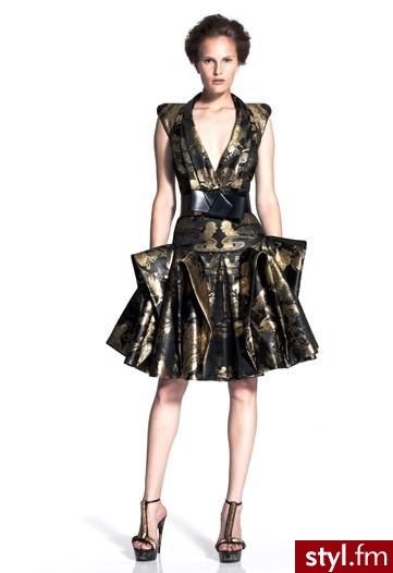 Pierwsza kolekcja Sarah Burton dla Alexandra McQueena. Pierwsza kolekcja Sarah Burton dla Alexandra McQueena - Pozostałe Ciuchy Moda