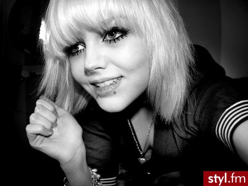 Dakota Rose - Średnie Fryzury