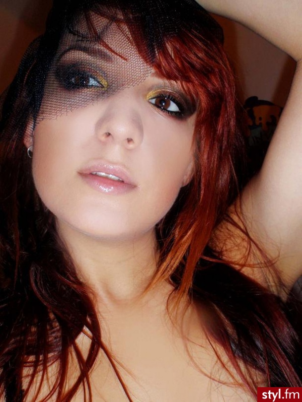 Smokey eye powraca. <br>Oko w kolorach brązu i złota.
Począwszy od wewnętrznego kącika oko malujemy złotym cieniem, następnie nakładamy odcienie brązów. Na sam koniec modelujemy kąciki zewnętrzne w kocie oko cieniem czarnym. Przy nasadzie rzęs rysuj - Makijaże