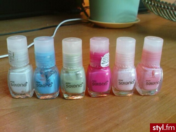 Mini Lakiery Selene ;)
Fajne , stosuje do rąk bo są debilkatne a w szkole nie pozwalają na Jaskrawe :(( :D ecna ok. 2.50 - 3 zł . :P - Gadżety Inne Moda