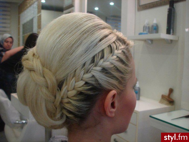 Blond Warkocze Proste Wieczorowe Średnie Fryzury