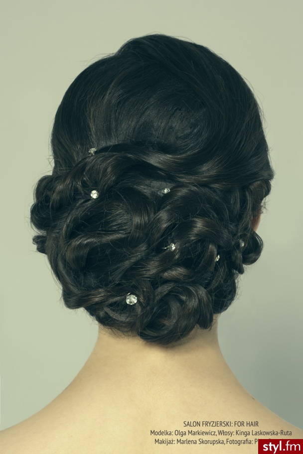 http://forhairsobieski.pl/ FRYZURA ŚLUBNA CZESANIE ŚLUBNE WARSZAWA  FOR HAIR DOBRY FRYZJER - Brązowe Upięcie Kręcone Ślubne Długie Fryzury
