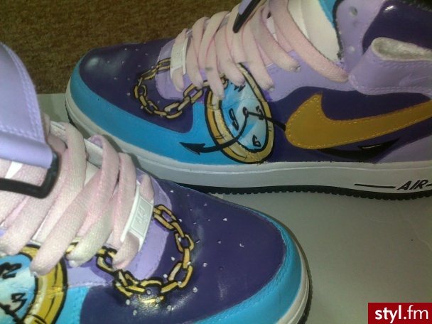 BUTY NIKE AIR FORCE ONE RĘCZNIE MALOWANE!! NOWE!!. Buciki były malowane przez mistrza w swoim fachu. Buty są nowe, nie były noszone. Są jedyne w Polsce, jedyne na świecie!! Chcę je sprzedać komuś, kto kocha rzeczy jedyne w swoim rodzaju:). Zapraszam do ku - Misz-masz