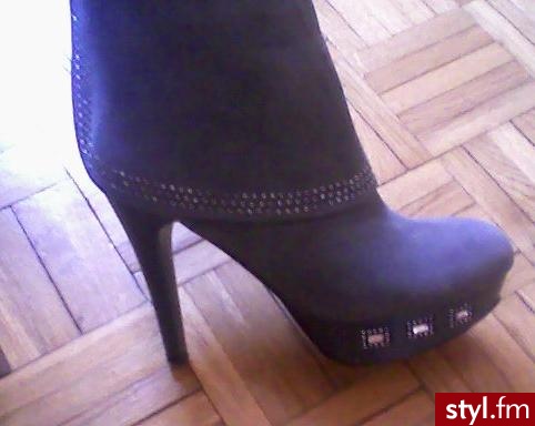 Nie są to jakieś super butki, ale fajnie się w nich chodzi i jak na wysokie (12cm) obcasy..są bardzo wygodne ;) - Pozostałe Buty Moda