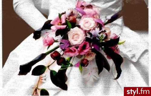 czarne kalie .... http://wedding.w8w.pl/KWIATY/Bukiety%20%C5%9Blubne/Kalie/slides/schwarzwalder_bouquet.html kolejny ;) - Bukiety ślubne Ślub Moda