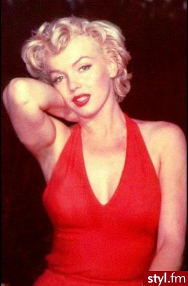 Marilyn Monroe. Jest to fryzura jak już skojarzyliście Marilyn Monroe,uważam ,że mimo wszystko,że jest krótka to jednak jest kobieca i przyjemna dla oka.
Osobiście bym sobie raczej takiej nie sprawiła... ale jej jest bosko :):* - Krótkie Fryzury