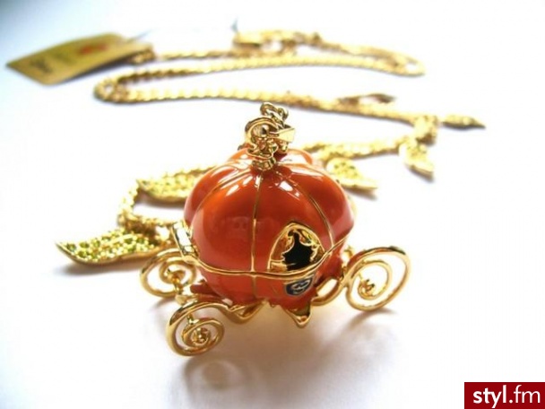 Naszyjnik z karocą, znaną Wam z bajki o Kopciuszku. Disney Couture , do kupienia na eBayu za GBP 49. - Pozostałe Dodatki Moda