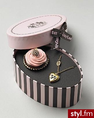 Pudełeczko od Juicy Couture w którym znajdziesz łańcuszek z przewieszką w kształcie serduszka oraz ozdobną babeczkę z czerwonymi kryształkami jako wisienka - 78$  Idealne na prezent. - Pozostałe Dodatki Moda