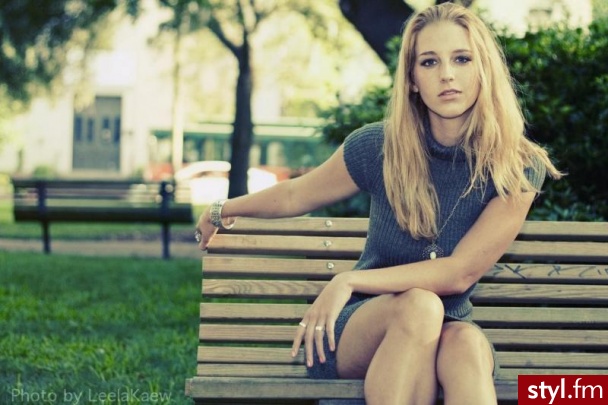 Blond falowane włosy - Średnie Fryzury