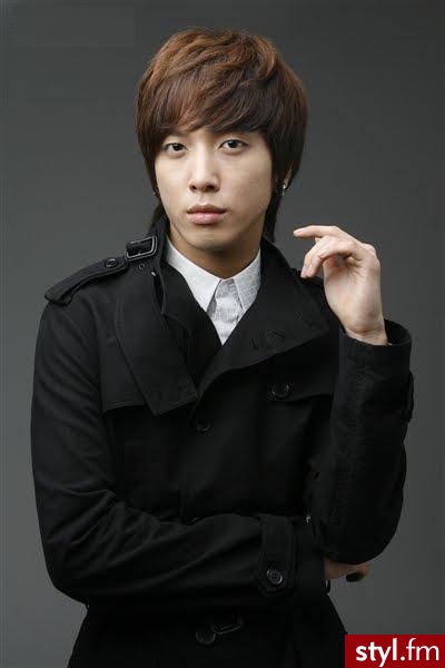 Jung Yong Hwa (Jeong Yong Hwa). Jung Yong Hwa (Jeong Yong Hwa) - Średnie Męskie Fryzury