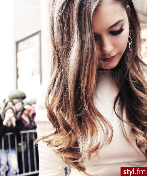 Brązowe Rozpuszczone Kręcone Na co dzień Średnie Fryzury
