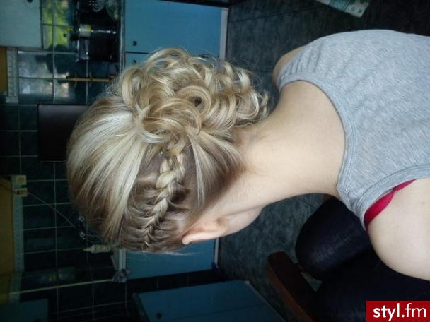 Blond Kok Kręcone Wieczorowe Średnie Fryzury
