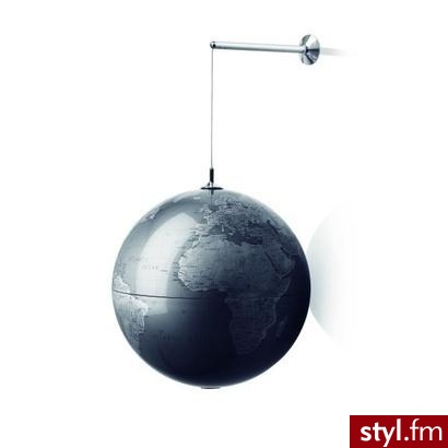 Oryginalny wiszący globus w odcieniach szarości idealny do dekoracji biura lub gabinetu. Mocowany do ściany na lince do której przytwierdzamy globus za pomocą magnesu.

Projekt: Jakob Wagner & Louise Christ, cena: 560 zł - Gadżety Inne Moda