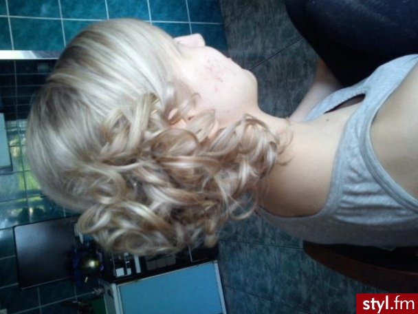 Blond Kok Kręcone Wieczorowe Średnie Fryzury