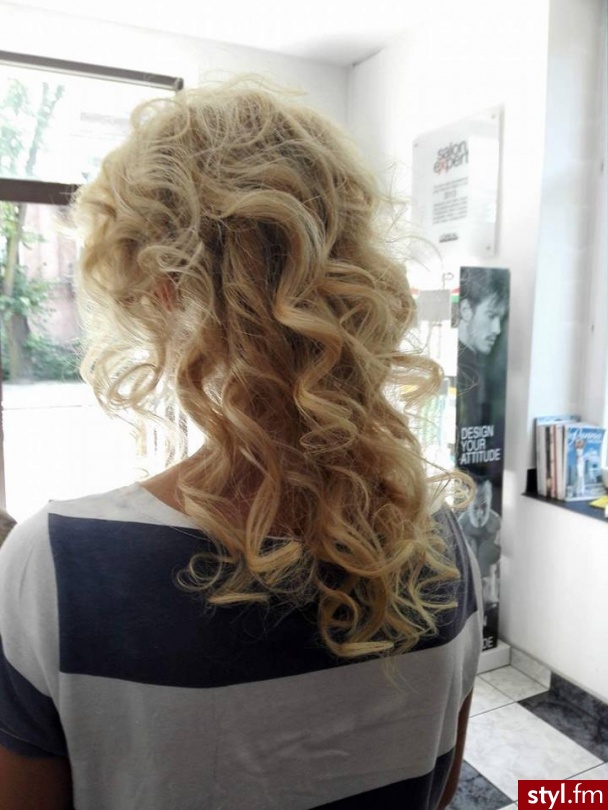 Salon Janette Chrzanów - Blond Rozpuszczone Kręcone Wieczorowe Średnie Fryzury