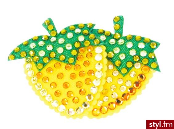 Przesłodka spinka pod postacią dwóch złączonych truskawek. Ich urok doceniała już m.in. Katy Perry. Cena: $70 - Nakrycia głowy Dodatki Moda