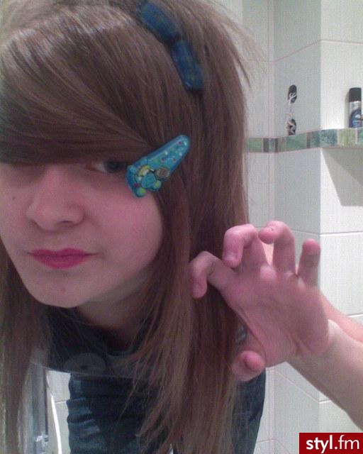 wykonuje sie bardzo prosto xD - EMO Alternatywne Średnie Fryzury
