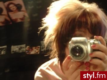 http://smg.photobucket.com/albums/v480/hairfiles/BLONDE%20and%20BROWN/SHORTER%20than%20shoulder/?action=view&current=errrnewhair2.jpg - Średnie Fryzury